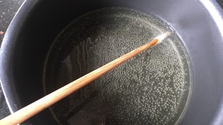 红薯芝麻球,锅里热油，筷子下去冒小泡说明火可以了，改中小火，要不容易焦