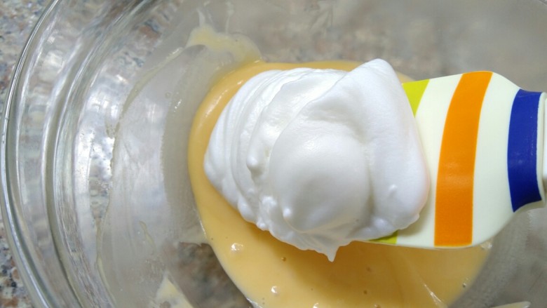 奶油杯子蛋糕,取1/3蛋白霜入蛋黄糊中翻拌均匀