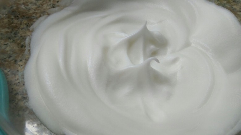 奶油杯子蛋糕,细砂糖分3次加入蛋白中打发至提起打蛋头蛋白呈弯钩状