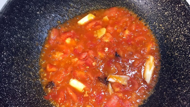 西红柿瓠子滑虾仁,将西红柿翻炒出汁成泥
