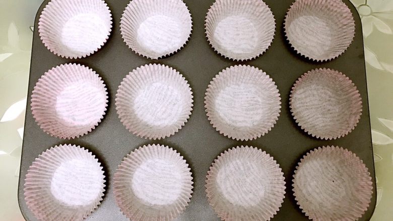 百香果杏仁妙芙蛋糕,12连马芬模具摆上纸托，配方量可以做5厘米底托12个刚好一盘