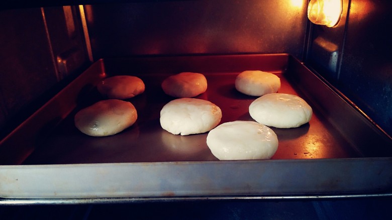 爆浆土豆肉饼,烤箱中层，200度°上下火，烤10分钟，然后翻面在烤10分钟。
