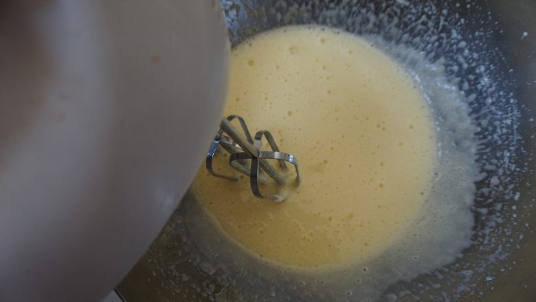 【黄黄家的酸奶裸蛋糕】爱的味道,接着用打蛋器低速稍微搅拌几秒就可以