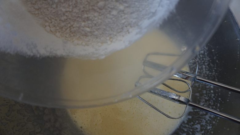 【黄黄家的酸奶裸蛋糕】爱的味道,把低筋粉和泡打粉过筛到容器里