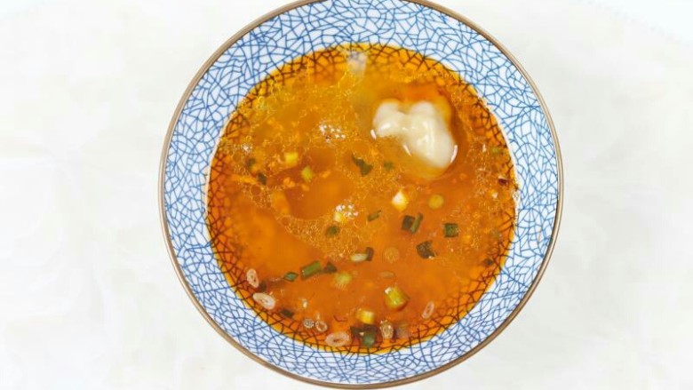 重庆小面,倒入一点面汤在碗中，将调料搅拌均匀，猪油融化