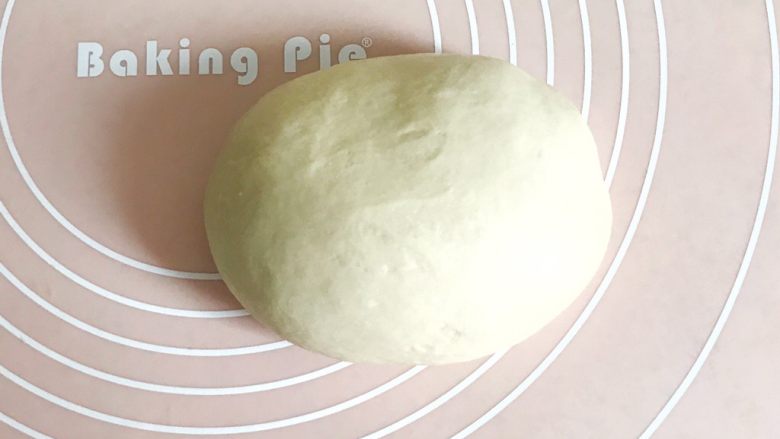 垂涎欲滴的红豆小餐包（一次性发酵）,搅打好后的面团，在案板上再摔打几下，使得面团更加均匀