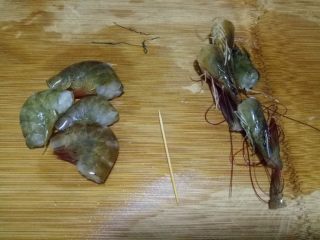 鲜虾山药羹  宝宝辅食10M+,先处理鲜虾，去掉头和尾，取出黑线