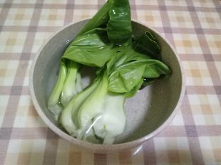 鲜虾山药羹  宝宝辅食10M+,小白菜泡在盐水中10分钟（去除农药残留物）