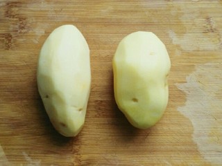 孜然土豆塔,土豆两个洗净去皮；（尽量挑长条状的土豆）
