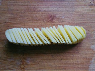 孜然土豆塔,切完后拉开就是这种形状了；（其实就是蓑衣黄瓜的切法）