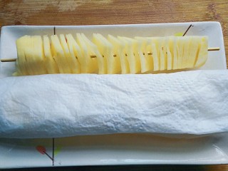 孜然土豆塔,然后用厨房纸巾把它吸干水；