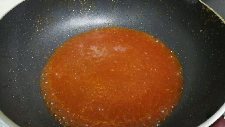 #百搭西红柿# 西红柿炒鸡柳,把碗汁倒入锅里，加热搅拌至浓稠。