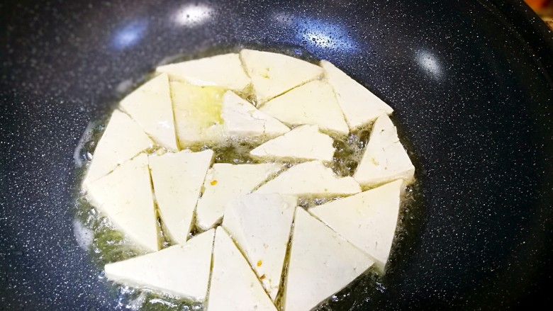 啤酒豆腐蛋,依旧小火，放豆腐，手法要轻，别把豆腐弄碎。