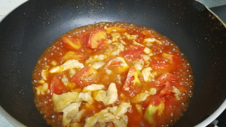 #百搭西红柿# 西红柿炒鸡柳,倒入鸡肉和西红柿，翻炒均匀。