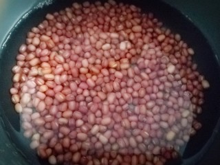 自制蜜豆芋圆,泡好的红豆凉水入锅炖煮