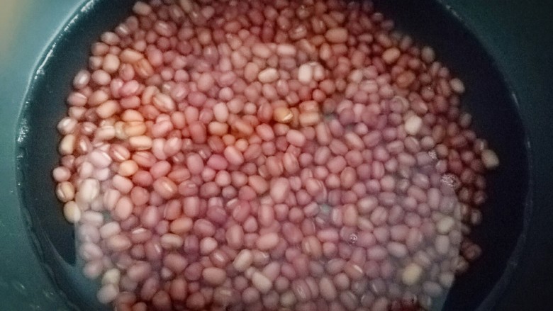 自制蜜豆芋圆,泡好的红豆凉水入锅炖煮