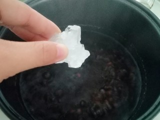 自制蜜豆芋圆,水开后加入适量冰糖