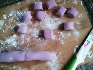 自制蜜豆芋圆,切成均匀大小的面块，紫薯芋圆就做好了