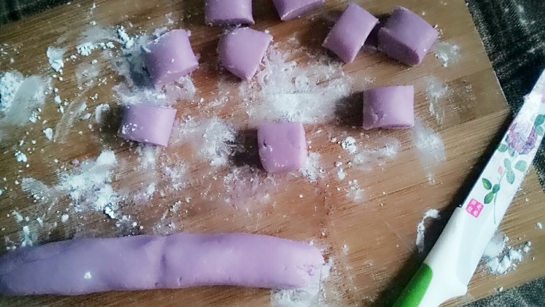 自制蜜豆芋圆,切成均匀大小的面块，紫薯芋圆就做好了
