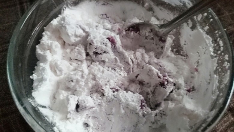 自制蜜豆芋圆,将木薯粉与紫薯泥混合