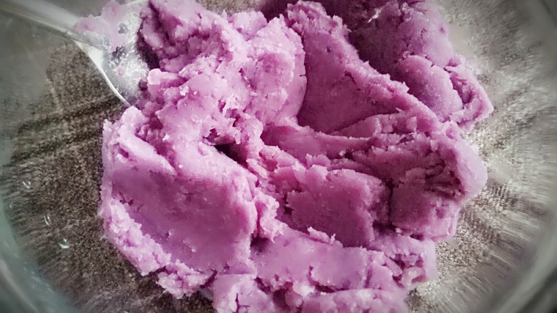 自制蜜豆芋圆,蒸好的紫薯捣成泥状