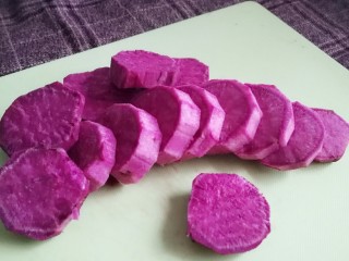 自制蜜豆芋圆,紫薯去皮洗净，切片