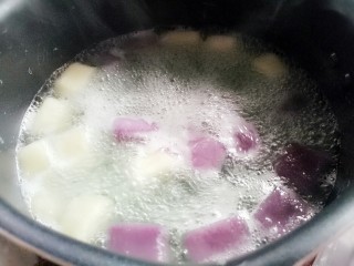 自制蜜豆芋圆,锅中加水，水开后放入芋圆，煮到飘起来成透明状就熟了