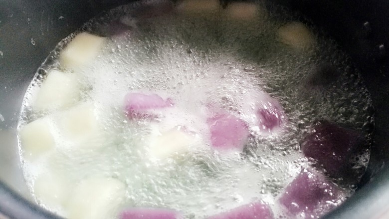 自制蜜豆芋圆,锅中加水，水开后放入芋圆，煮到飘起来成透明状就熟了