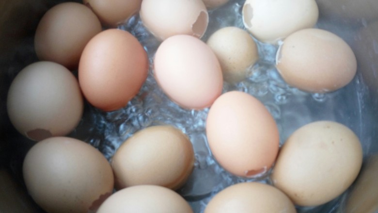 藏在蛋壳里的蛋糕,锅里加水煮开，把清洗干净的鸡蛋壳放进去煮3分钟消毒，这是平常炒菜时留出的一些备用蛋壳