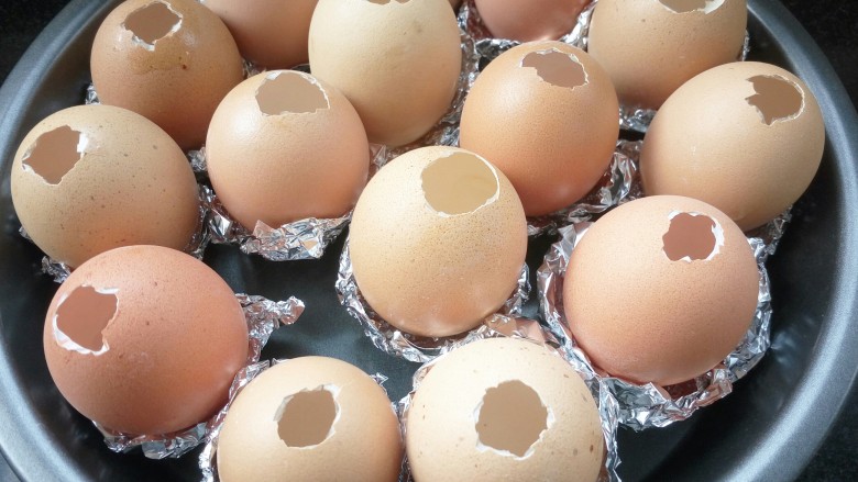 藏在蛋壳里的蛋糕,用锡纸包起下端，可以使蛋壳立起来