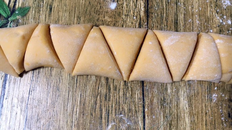 南瓜花卷,切割成V字形的三角