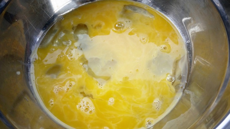 藏在蛋壳里的蛋糕,三颗鸡蛋的蛋液放在打蛋盆里，盆要无水无油