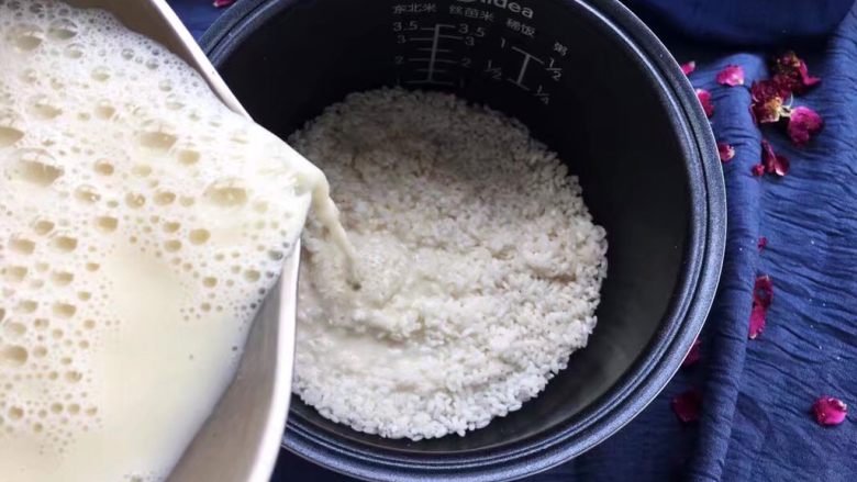 解渴消暑豆浆粥,泡水的大米清洗几次后，沥干水分，倒入适量豆浆。