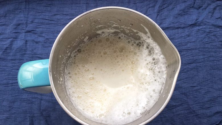 解渴消暑豆浆粥,打磨好的豆浆让其自然冷却一会，防止过滤豆渣的时候烫到手。
