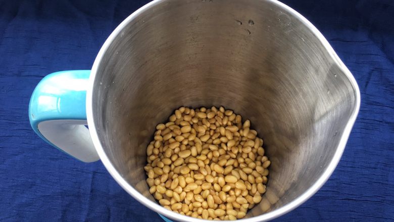 解渴消暑豆浆粥,泡好的黄豆清洗干净，沥干水分倒入豆浆机内（黄豆会有些细沙，灰尘什么的，需要清洗干净）。