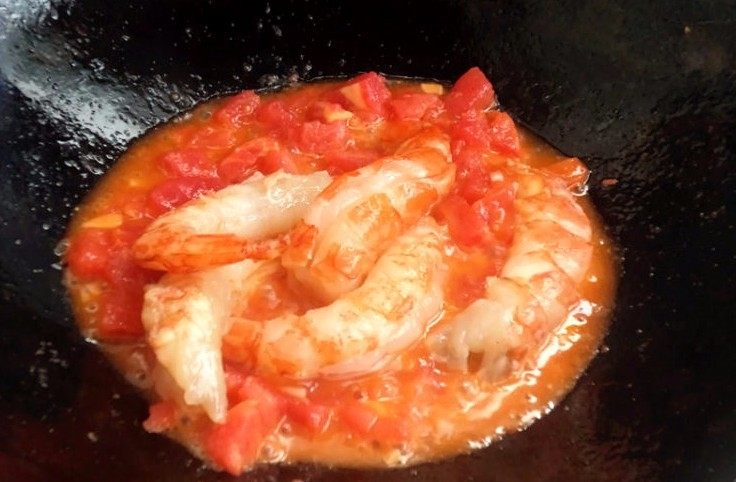 百塔西红柿：海鲜大红虾意面,大红虾加入锅炒，少许<a style='color:red;display:inline-block;' href='/shicai/ 3729'>白糖</a>，视情况再加少许水，盖上锅盖小火焖煮2、3分钟。