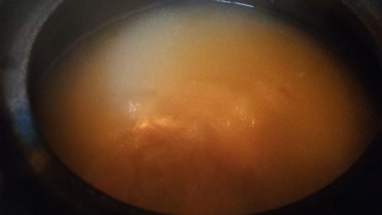 秋冬滋补篇:鲍鱼排骨山药汤（含鸡汤粉做法）,两个小时后汤已经好了，挑出葱姜，盛出一部分做鲍鱼排骨汤米粉用。