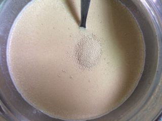 红枣牛奶发糕,牛奶加温30度左右，放入酵母粉