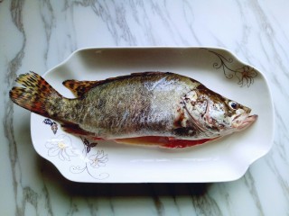 #味道鲜美的#清蒸桂鱼,装入鱼盘中淋干水份。(也可以用吸水性厨房用纸擦干水份。)