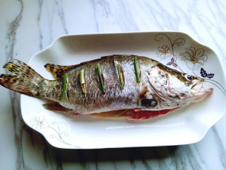 #味道鲜美的#清蒸桂鱼,再鱼背划痕处摆放上葱段。