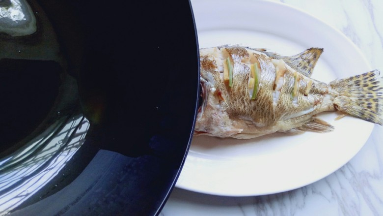 #味道鲜美的#清蒸桂鱼,炒香后将花椒捞出，热油 淋在鱼身上。
