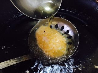 会跳舞的大土豆,用汤勺盛油浇到土豆上，反复几次，目的是为了让土豆上边也受热。（如果您锅里的油量足够多，能没过土豆 ，就就可以略去这步）