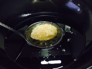 会跳舞的大土豆,当油温4成热时把一个裹满面包糠的土豆放入油锅里，此时把火调到中小火。
主意，土豆在还没有定形时不要随意翻动。
