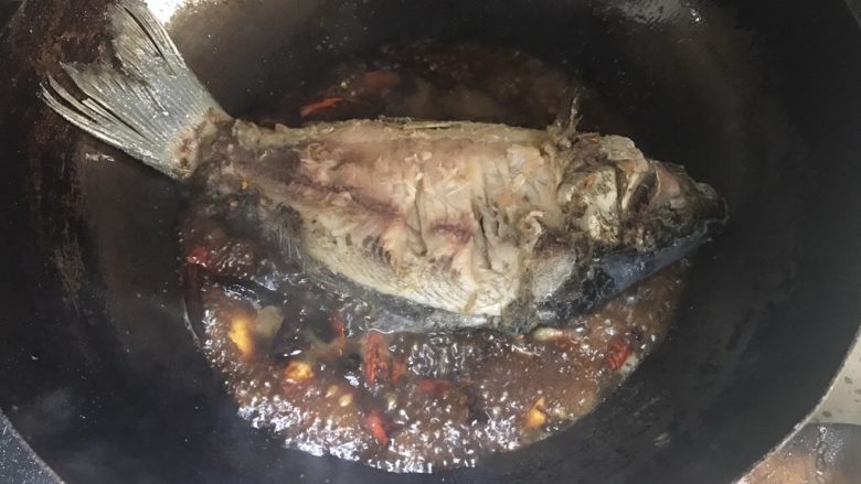 美味的红烧鱼,再加入，开水。大火烧开，用锅铲将汤汁浇到鱼表面，方便入味。大火收汁。