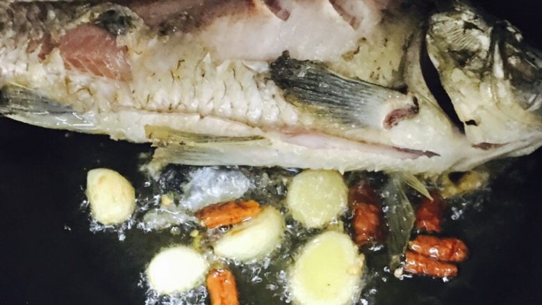 美味的红烧鱼,姜姜片，辣椒段放进去煸香后，放入鱼。