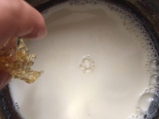 百香果奶冻,趁着余温倒入泡软的吉利丁片，搅拌至融化