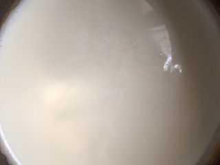 百香果奶冻,牛奶和白糖放入奶锅中加热至有小泡泡