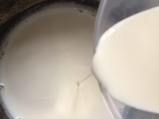 百香果奶冻,倒入70克淡奶油，一边到一边搅