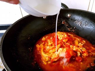 孩子爱吃的西红柿鸡蛋打卤面,改中小火，用少许水淀粉勾芡。