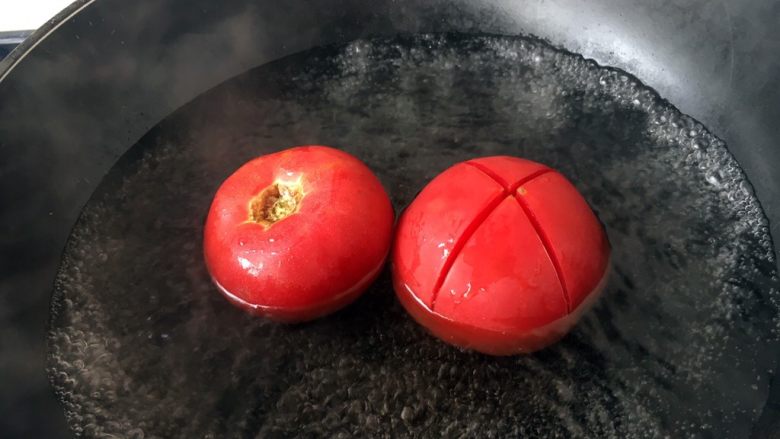 孩子爱吃的西红柿鸡蛋打卤面,<a style='color:red;display:inline-block;' href='/shicai/ 156925'>水</a>开后放入西红柿，正反两面都要烫30秒左右，这样容易剥皮。